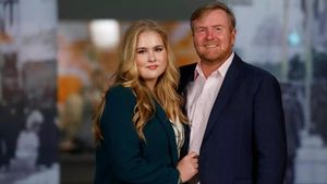 La princesa Amalia de Países Bajos, este viernes junto a su padre, el rey Guillermo Alejandro