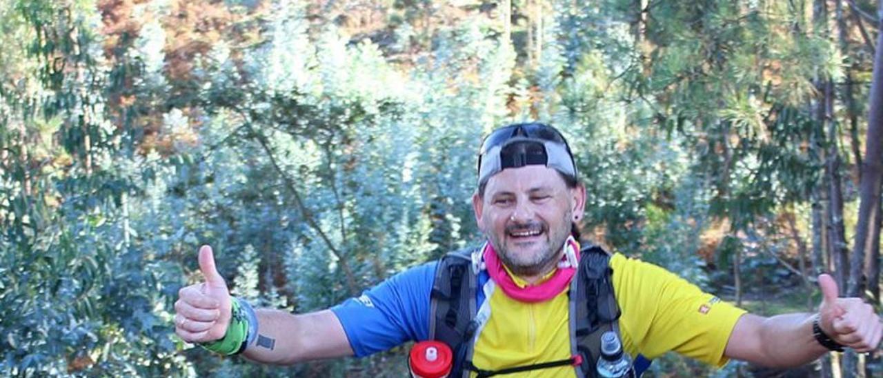 Uno de los atletas durante el trail de 55 kilómetros que se disputó en Baiona. FdV