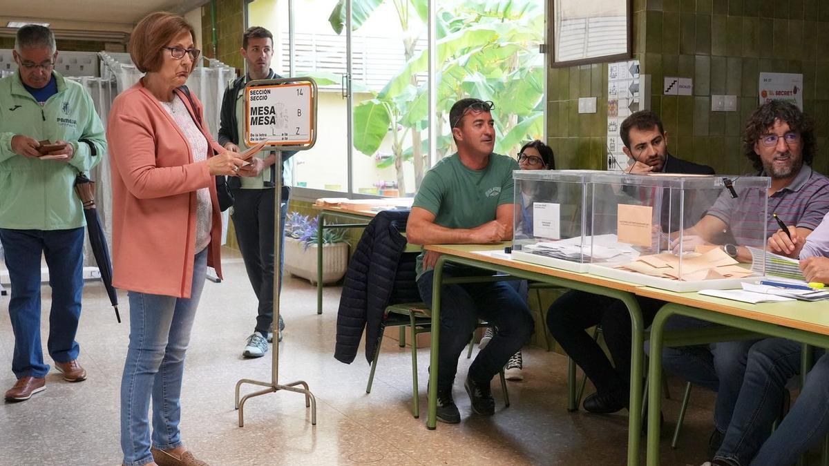 Unos ciudadanos votan en uno de los colegios electorales de Vila-real el pasado domingo.