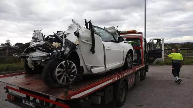 Así quedó uno de los coches involucrados en el accidente en la autopista "Y"