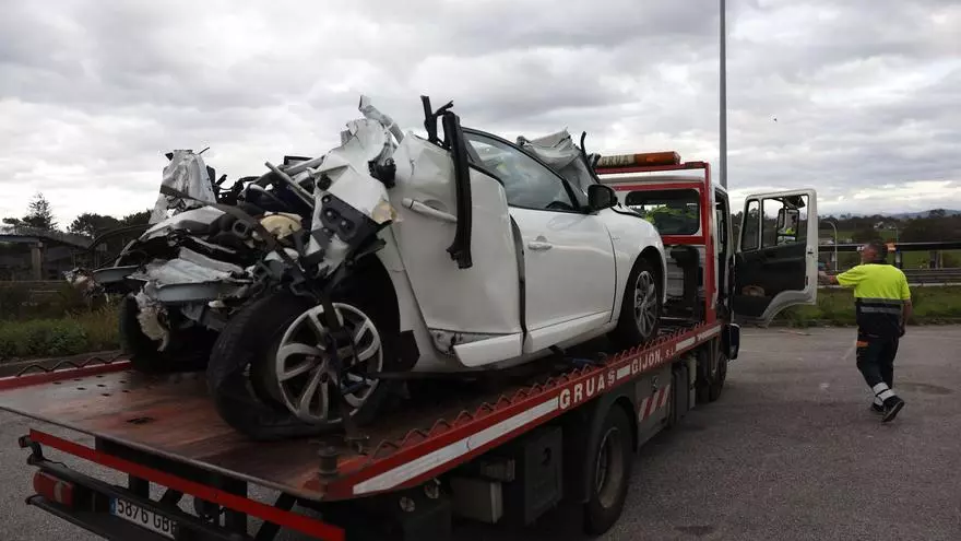 Así quedó uno de los coches involucrados en el accidente en la autopista "Y"