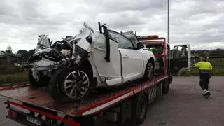 Tres horas de monumental atasco en la autopista "Y": más de cuatro kilómetros de retenciones (sentido Oviedo) y dos heridos muy graves al chocar contra un camión