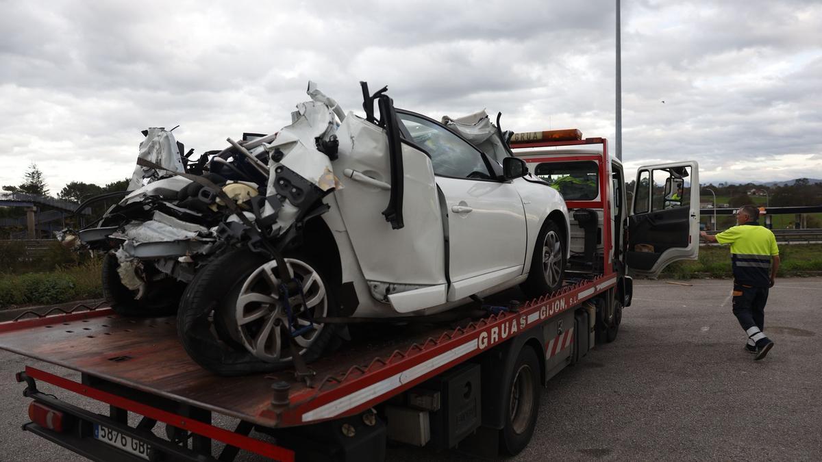 Así quedó uno de los coches involucrados en el accidente en la autopista "Y"