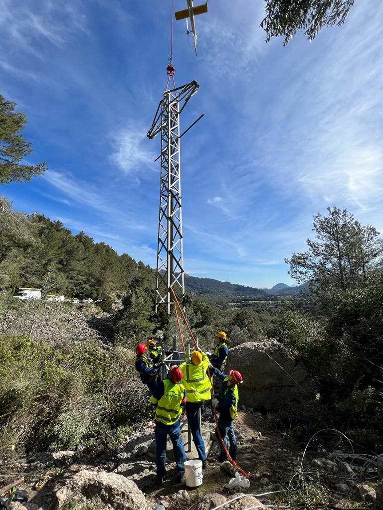 Endesa coloca con ayuda de un helicóptero una torre de línea de media tensión de la Serra de Tramuntana