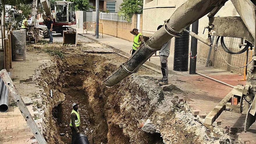 Un moment de les obres començades per l&#039;Ajuntament al carrer Divina Pastora.