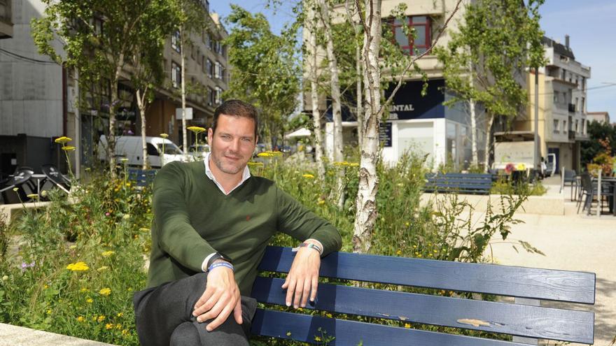 José López Campos posa para FARO DE VIGO en un banco de la renovada plaza ferial de A Estrada.   | // BERNABÉ/JAVIER LALÍN