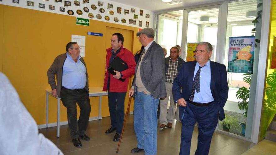 Alcaldes y representantes de La Carballeda asisten a la reciente reunión con Alberto Castro en Mombuey.