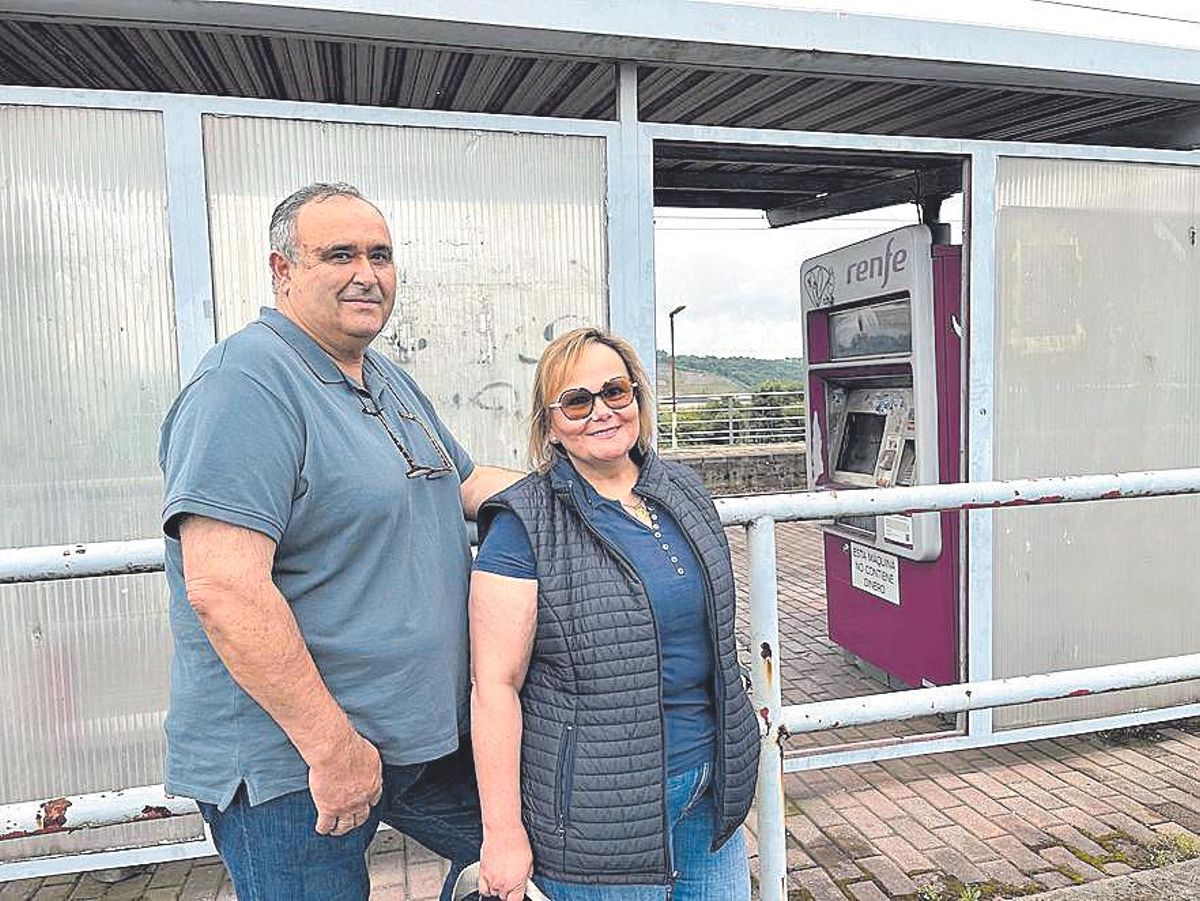 ; Manuel Ángel García y Hermisenda Valdés, en el apeadero.