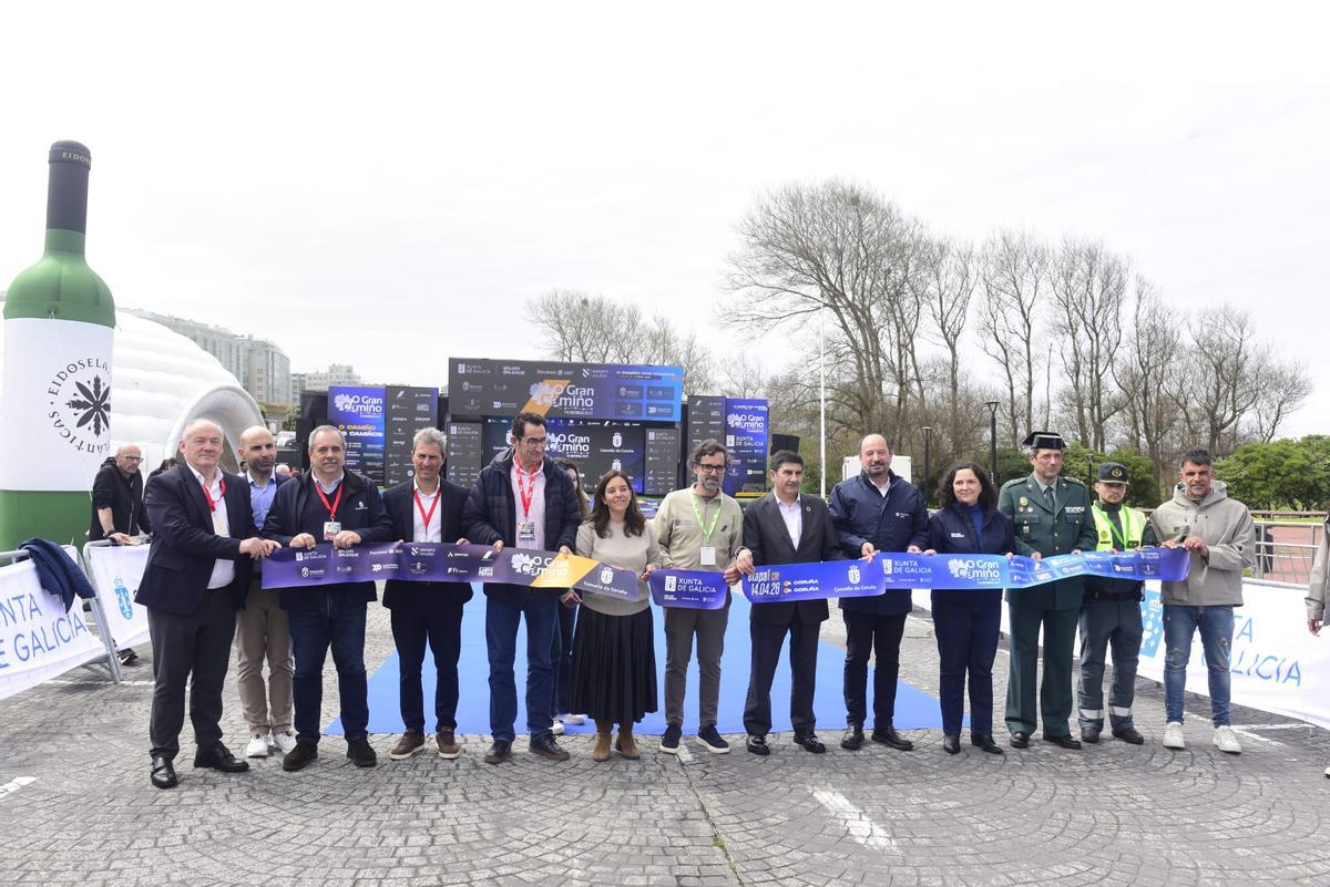 Autoridades cortando la cinta de inauguración de la carrera