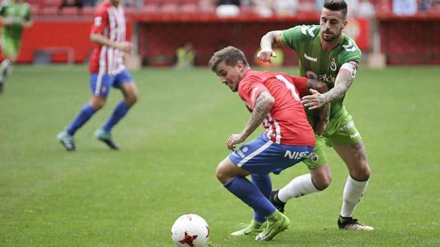 Isma Cerro disputa el balón con Borja Granero en el partido de la primera vuelta.