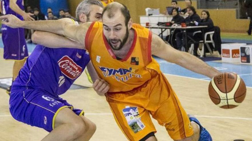 Mario Cabanas, con la camiseta del Coruña, defendido por Guillermo Rejón, del Palencia.