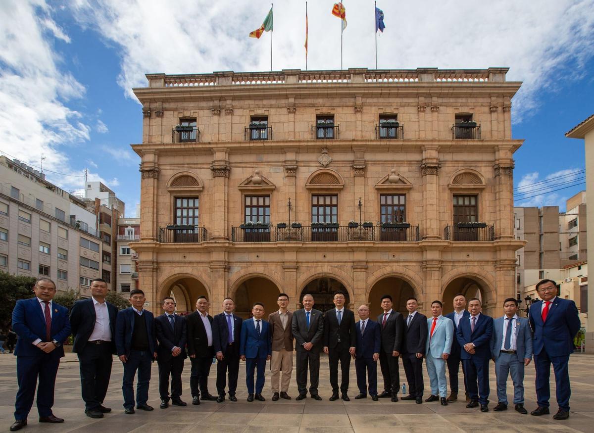 El edil Vicente Sales, con los representantes de la embada de China en España en la plaza Mayor.