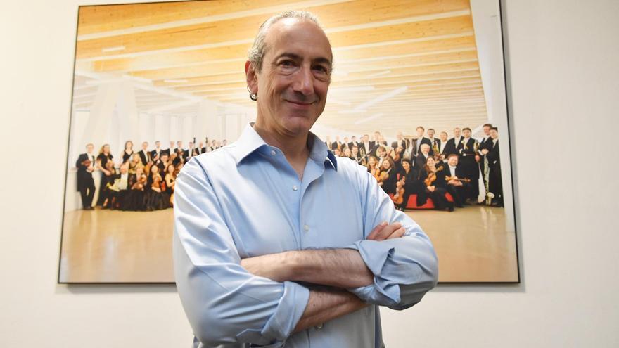 “Tenemos dos urgencias: sanear deudas, que ascienden a más de un millón de euros, y la programación&quot;