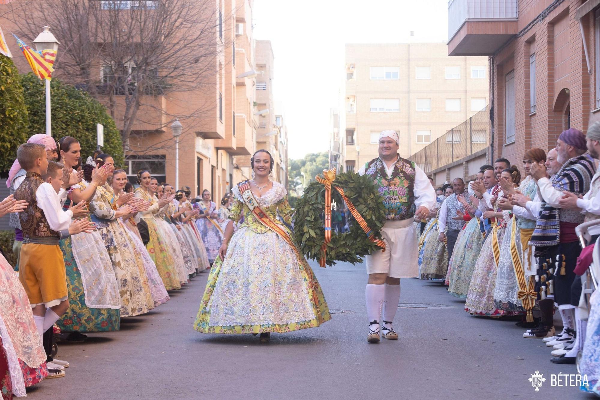 La primera ofrenda de Bétera: Las comisiones homenajean al cantaor 'Xiquet de Bétera'