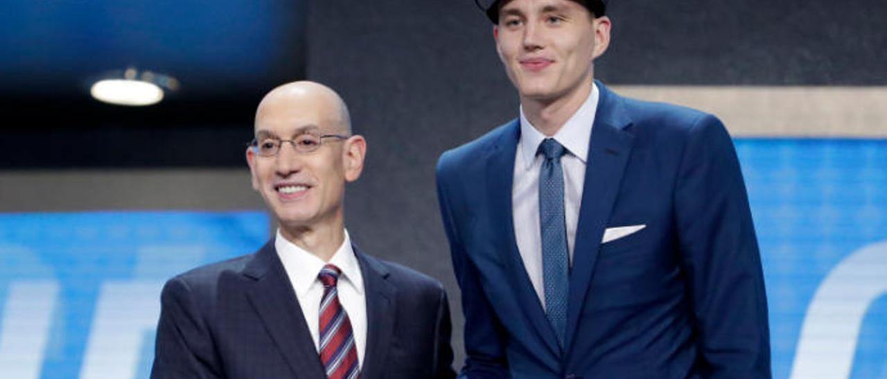 Anzejs Pasecniks estrecha la mano del comisionado de la NBA, Adam Silver, en el Draft de la NBA 2017.
