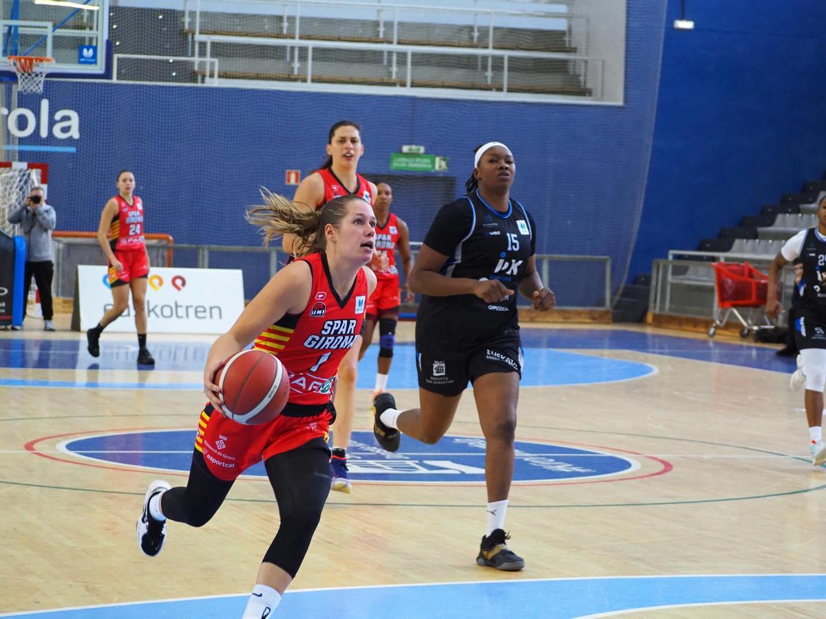 Cornelius, en un partit contra l'IDK, amb Coulibaly al fons jugant amb l'equip basc