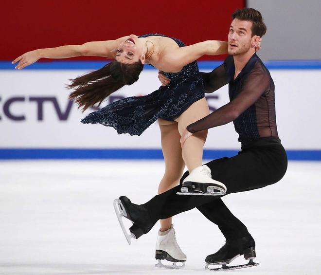 Laurence Fournier Beaudry (L) y Nikolaj Sorensen (R) de Canadá en acción durante el programa Ice Dance Free Dance en la Copa SHISEIDO 2019 del Gran Premio ISU de China de Patinaje Artístico en Chongqing, China.