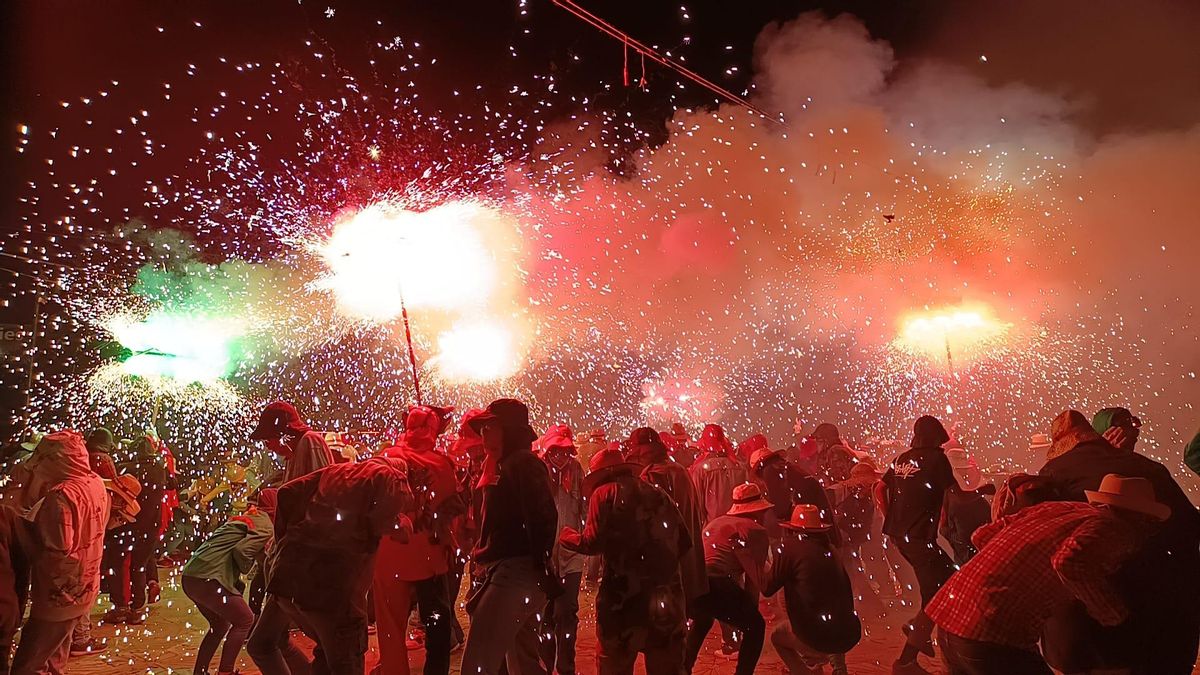 El correfoc va concregar centenars de persones pel centre del poble, divendres a la nit