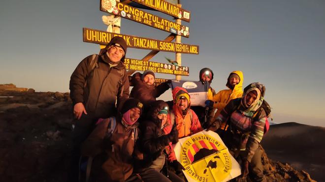 Galería de imágenes de los seis ibicencos coronando la cima más alta de África, el Kilimanjaro, de 5.895 metros.