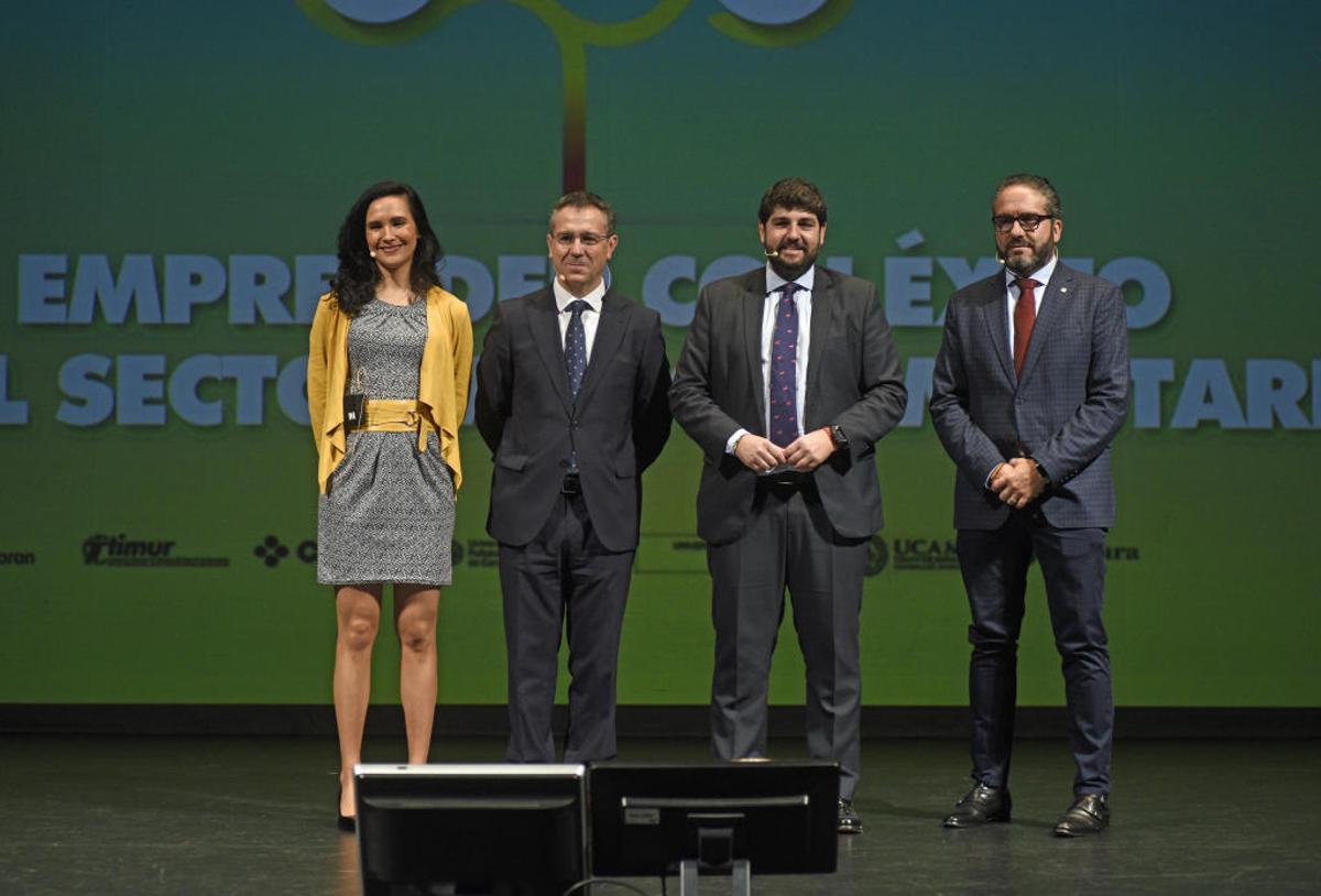 Natalia Vázquez, directora de Proyectos FEDER; Eduardo Baamonde, presidente de Cajamar Caja Rural; Fernando López Miras, presidente autonómico; y Miguel López, presidente de la Cámara de Comercio de Murcia.