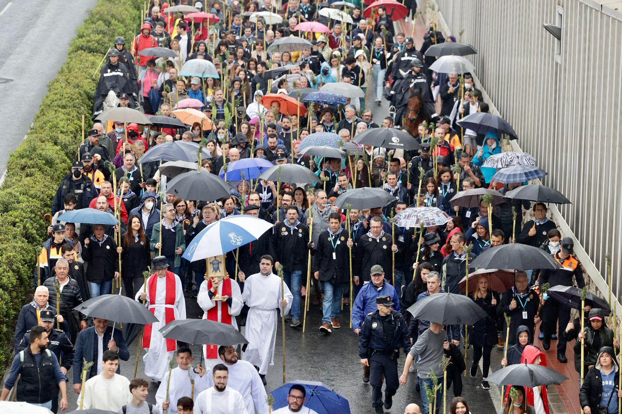 Miles de alicantinos acompañan a la Santa Faz en su peregrinación pese a la lluvia