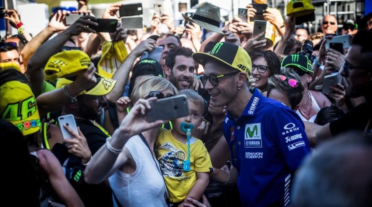 zentauroepp38713578 mugello  italia   2 de junio 2017 valentino rossi atiende a 170602195714