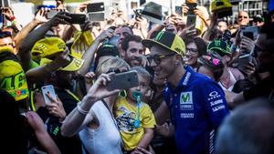 zentauroepp38713578 mugello  italia   2 de junio 2017 valentino rossi atiende a 170602195714