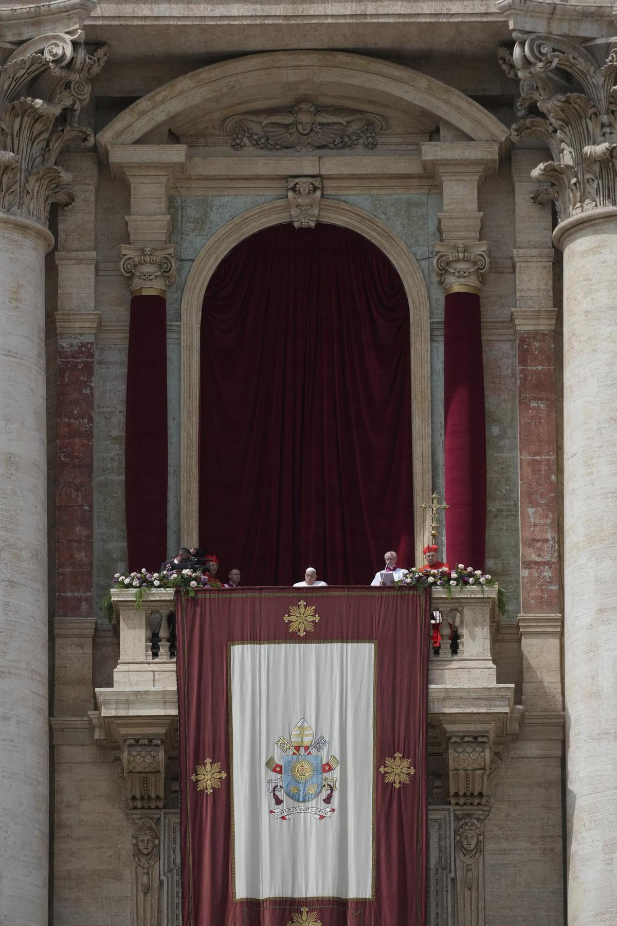 El papa imparte la bendición Urbi et Orbi en San Pedro