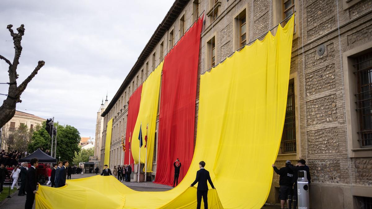 Izado de la bandera de Aragón en la sede de la DGA