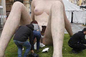 Vandalitzen la vagina d’una falla: «Totes les persones venim de la vagina d’una dona»