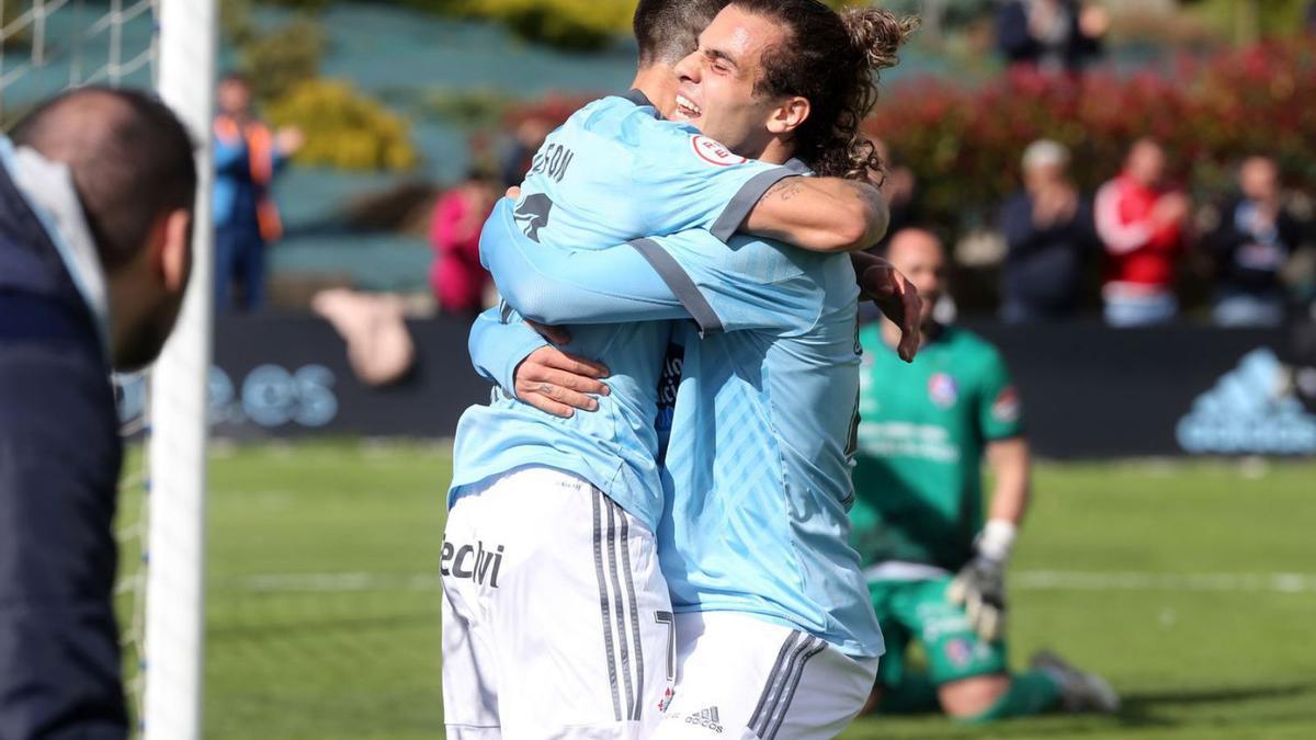 Miguel Rodríguez y Alfon celebarn un gol al Calahorra en el campo de Barreiro. // MARTA G. BREA