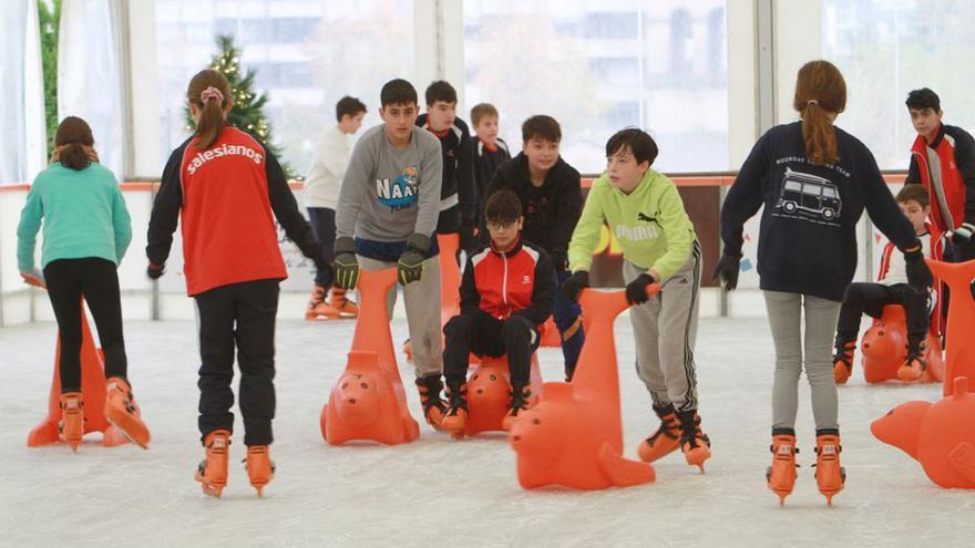 Jóvenes en la pista de hielo de Ponte Vella, en Navidad.   | // IÑAKI OSORIO