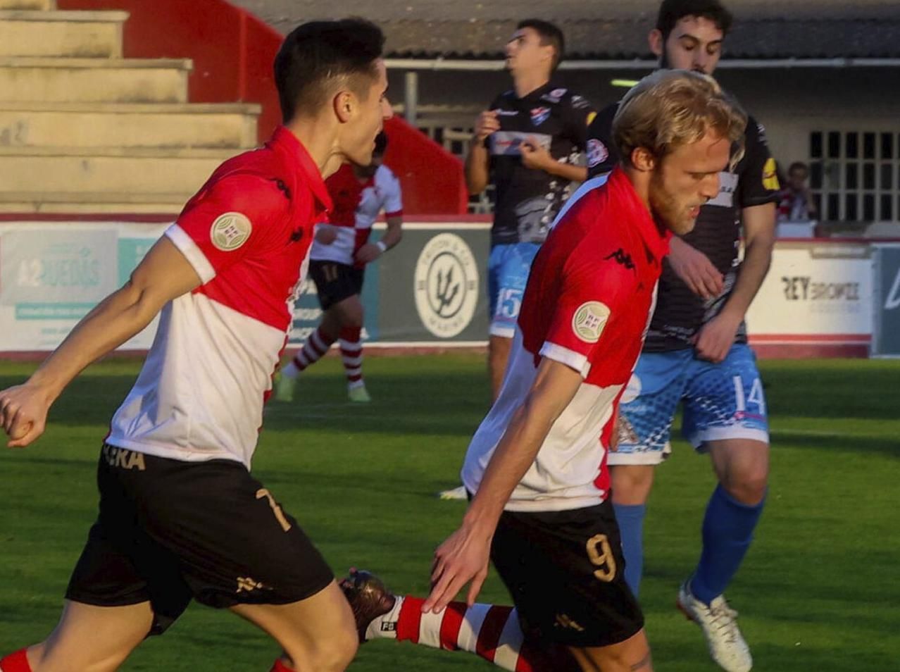 Rivera celebra elgol que abría elmarcador en A Lomba.