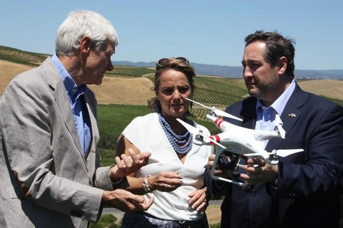 El director de viticultura de Codorniu, Xavier Farré; la dona d’Artur Mas, Helena Rakosnik, i el conseller Pelegrí observen el ’drone’ que utilitza l’empresa per analitzar l’estat hídric de les vinyes, aquest dimecres a Napa Valley. El director de viticultura de Codorniu, Xavier Farré; la dona d’Artur Mas, Helena Rakosnik, i el conseller Pelegrí observen el ’drone’ que utilitza l’empresa per analitzar l’estat hídric de les vinyes, aquest dimecres a Napa Valley.