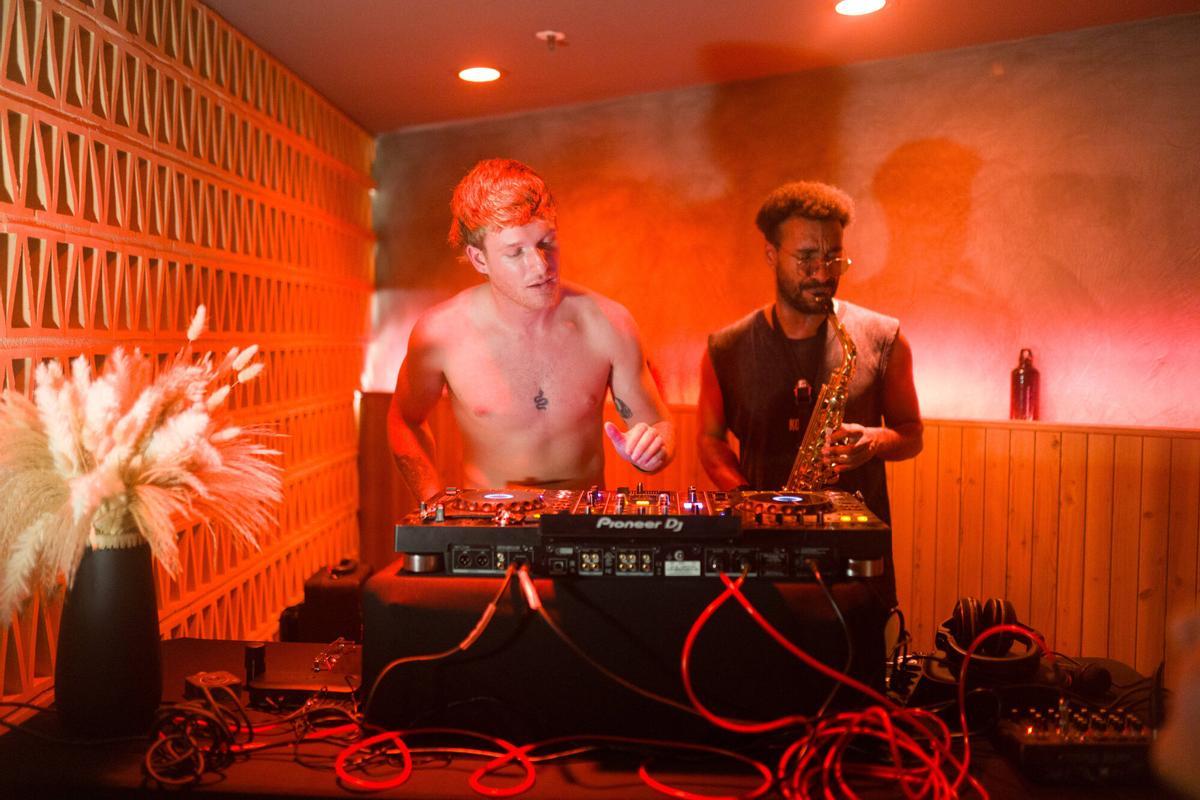 Barcelona. 19/03/2026. On Barcelona. Spa Rave en Inner Flow Studio, con DJ y saxofonista en directo. AUTOR: Marc Asensio Barcelona, Catalunya, España, spa, DJ, saxofonista, fiesta, Spa Rave, baile, diversión, relajación, sauna, jacuzzi, Wellness, fiesta, evento, agua, Inner Flow Studio