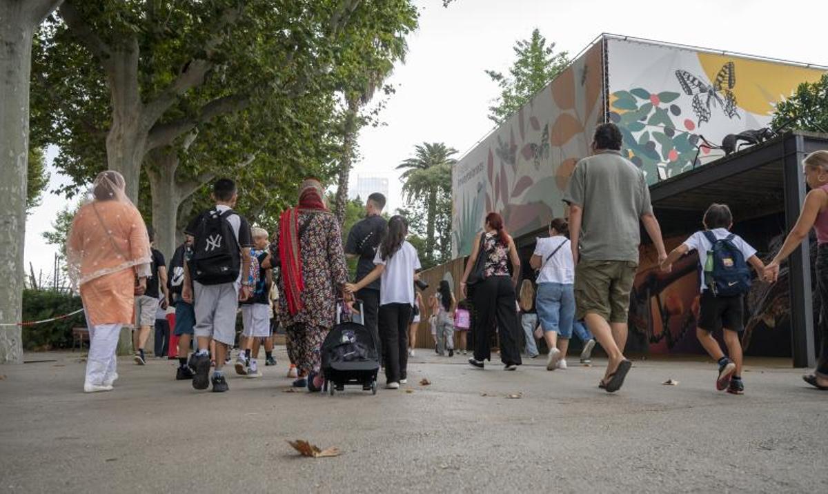 Niños y sus familias en una escuela de Barcelona.