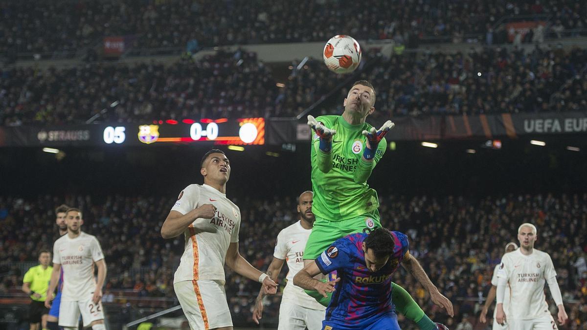 Iñaki Peña recupera el balón ante Busquets en el Barça-Galatasaray del Camp Nou de la Europa League.