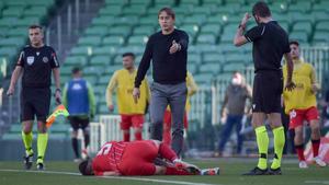 Lopetegui se queja con Ocampos tendido sobre el césped, este domingo en el Villamarín. 