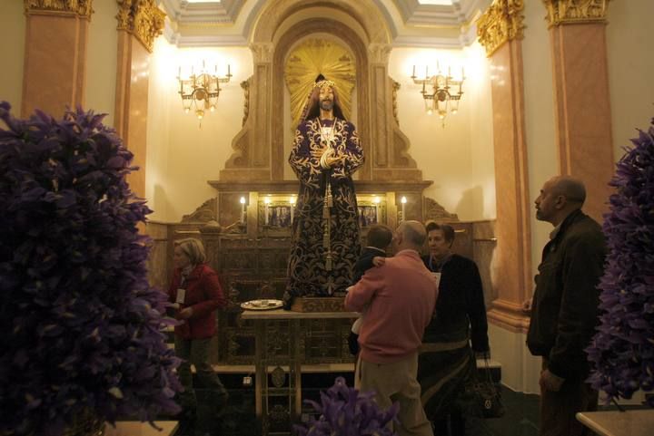 Besapie del Cristo de Medinaceli en Cartagena