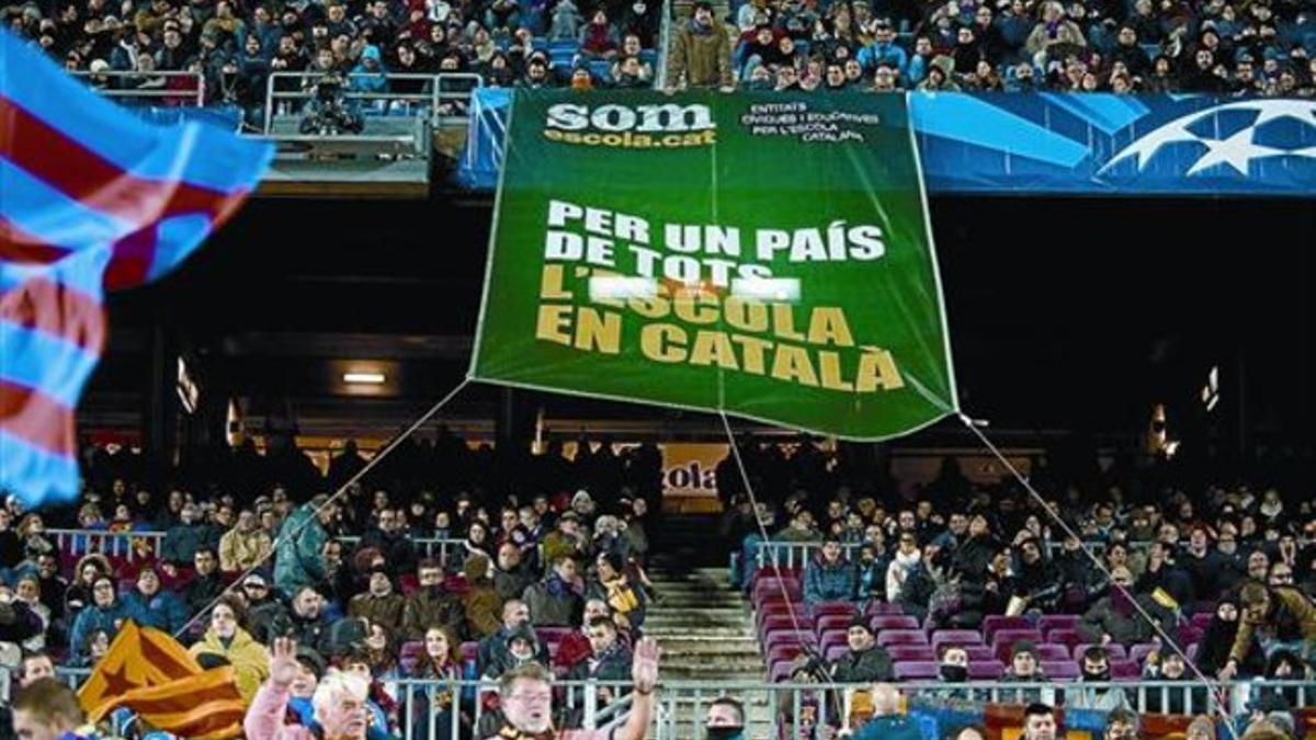 La pancarta 8 En el minuto 20 de la primera parte se desplegó un mensaje en el gol sur del Camp Nou a favor de la escuela en catalán.