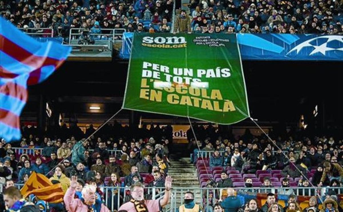 La pancarta 8 Al minut 20 de la primera part es va desplegar un missatge al gol sud del Camp Nou a favor de l’escola en català. La pancarta 8 Al minut 20 de la primera part es va desplegar un missatge al gol sud del Camp Nou a favor de l’escola en català.