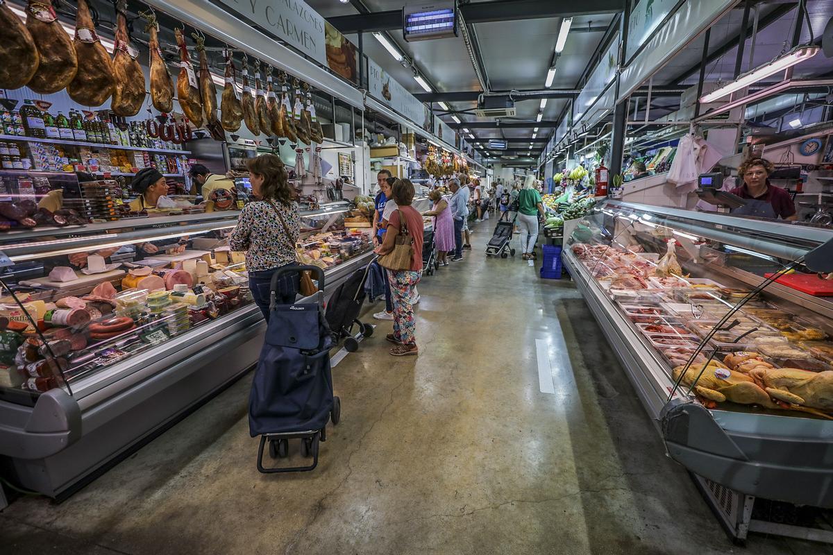 Uno de los pasillos del Mercado Central de Elche.