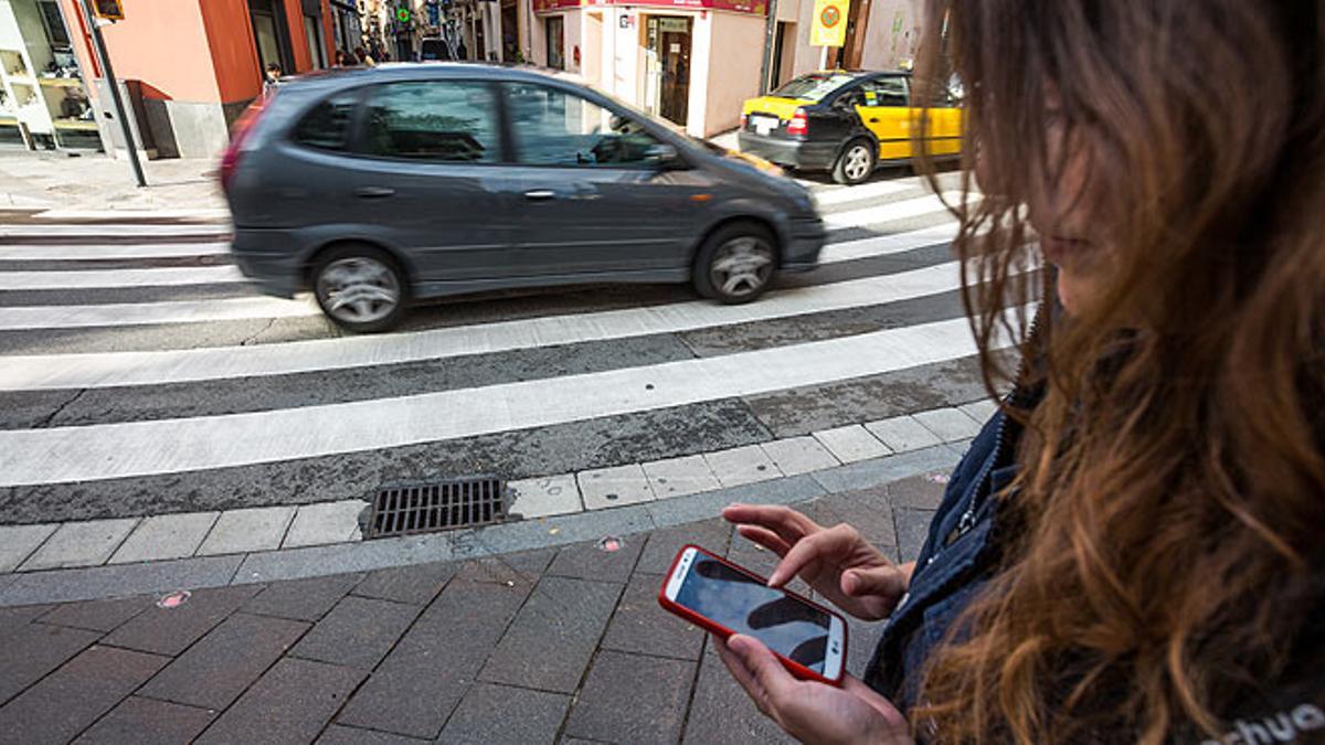 Sant Cugat instala semáforos en el suelo para advertir a los que andan pendientes del móvil