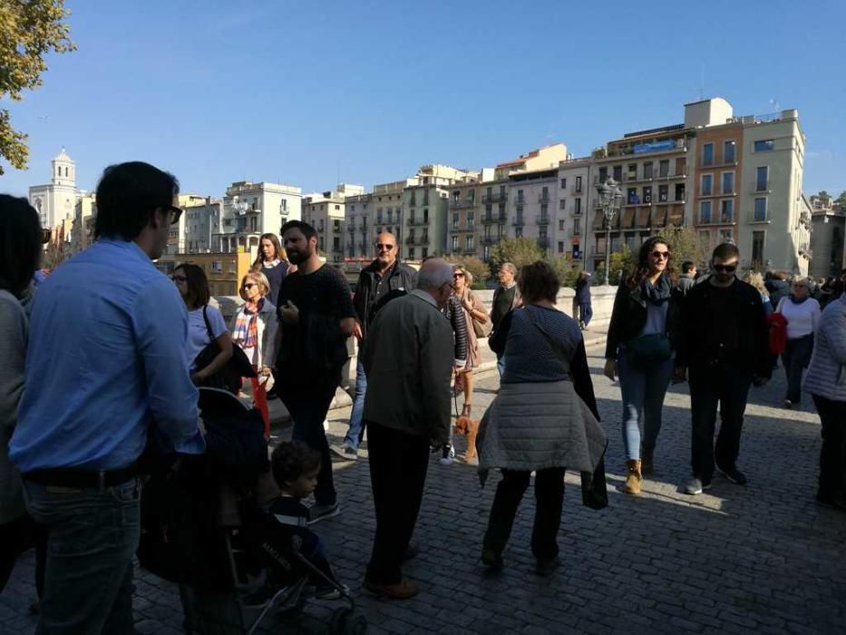 Milers de persones omplen el Barri Vell de Girona per Tots Sants