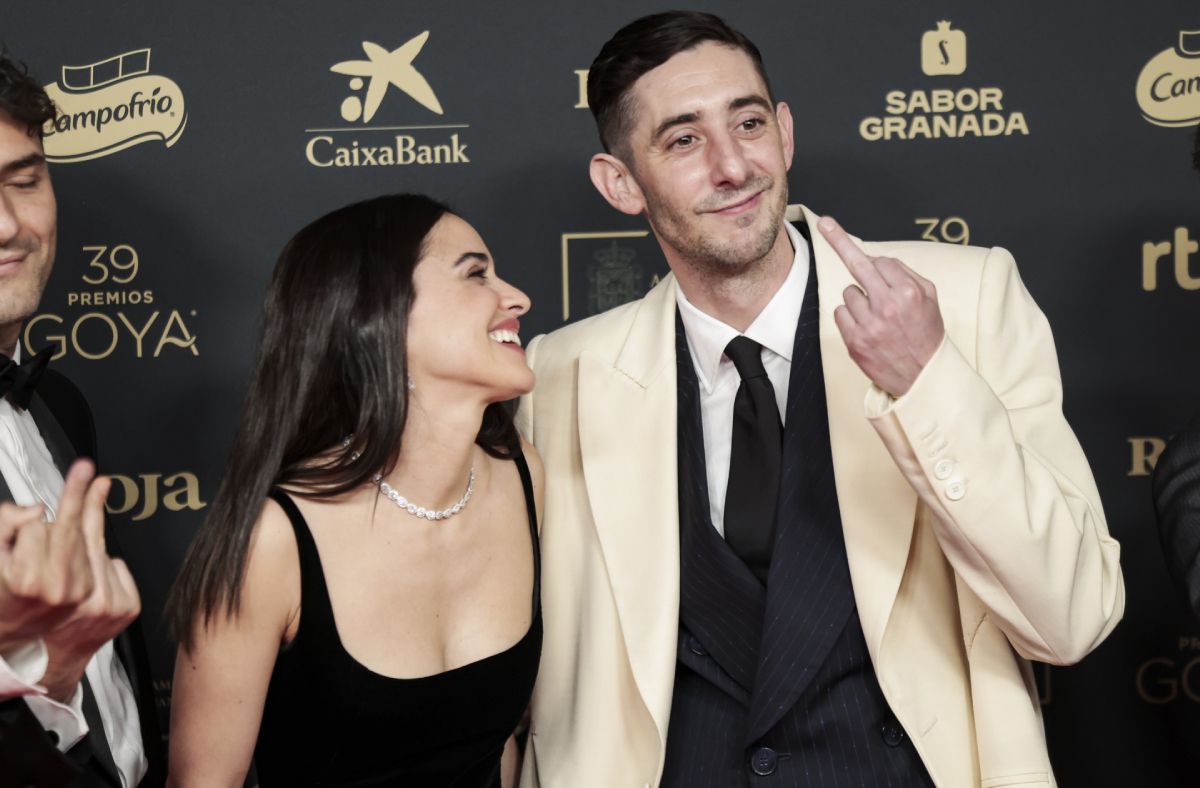 Macarena García y Enriq Auquer, haciendo una peineta en la alfombra roja de los Goya 2025