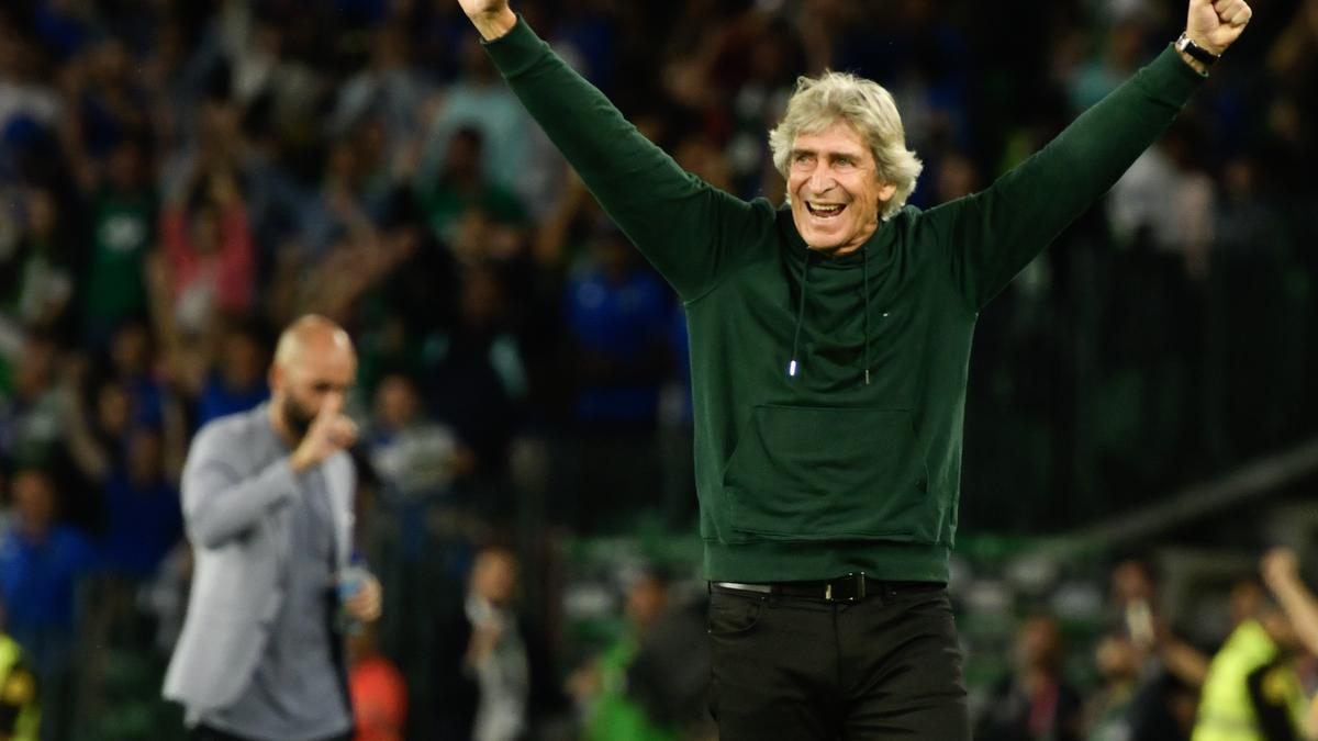 El entrenador del Real Betis Balompié, Manuel Pellegrini celebra el gol marcado por Fekir, durante el partido de LaLiga perteneciente a la jornada 31 que Real Betis y Celta de Vigo disputan este viernes en el estadio Benito Villamarín de Sevilla.