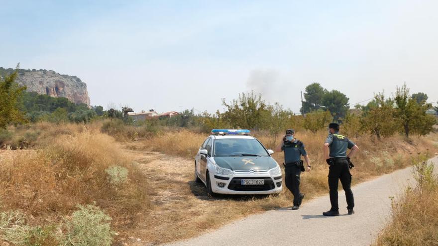 Agentes de la Guardia Civil ayer en la zona del incendio buscando al presunto autor.