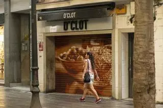 Un proyecto de arte urbano dinamiza el comercio de barrio del Clot y ahuyenta las pintadas de sus persianas