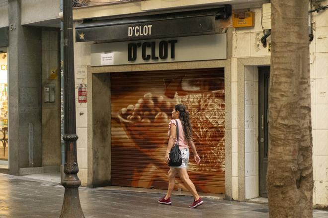 Un proyecto de arte urbano dinamiza el comercio de barrio del Clot y ahuyenta las pintadas de sus persianas