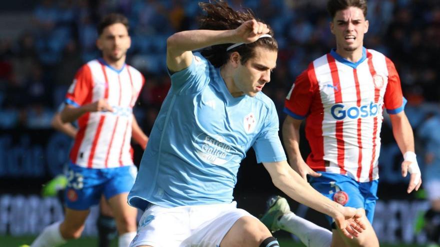 Miguel Rodríguez controla un balón ante Miguel Gutiérrez en la visita del Girona a balaídos. |  // ALBA VILLAR